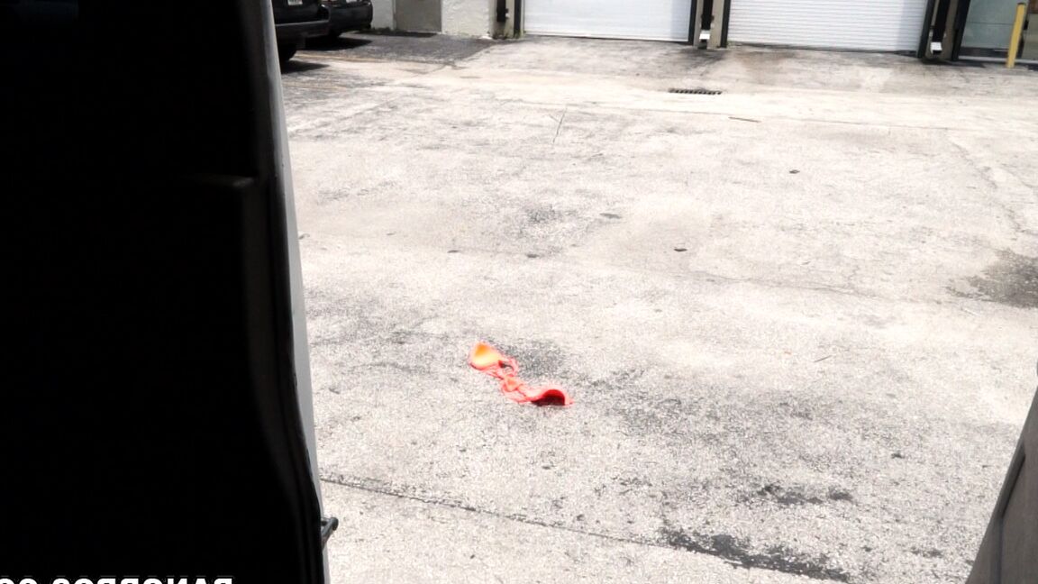 21P La jolie brune Kimber Lee mange une tige raide et la chevauche avec brio dans une camionnette