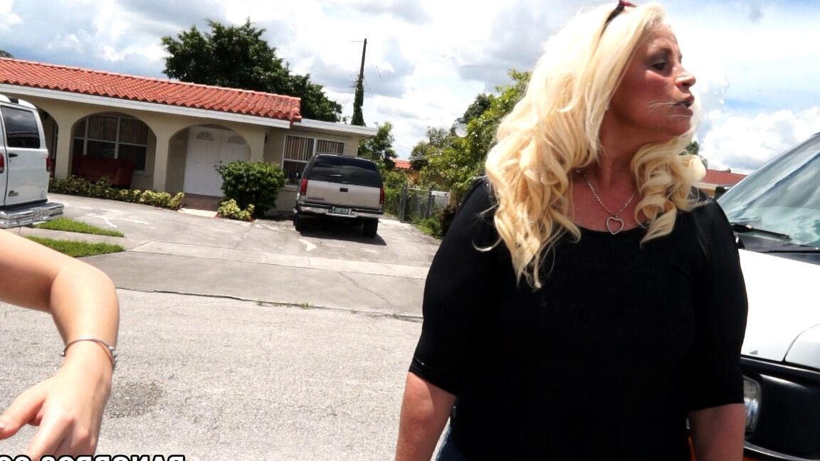 21P La jolie brune Kimber Lee mange une tige raide et la chevauche avec brio dans une camionnette
