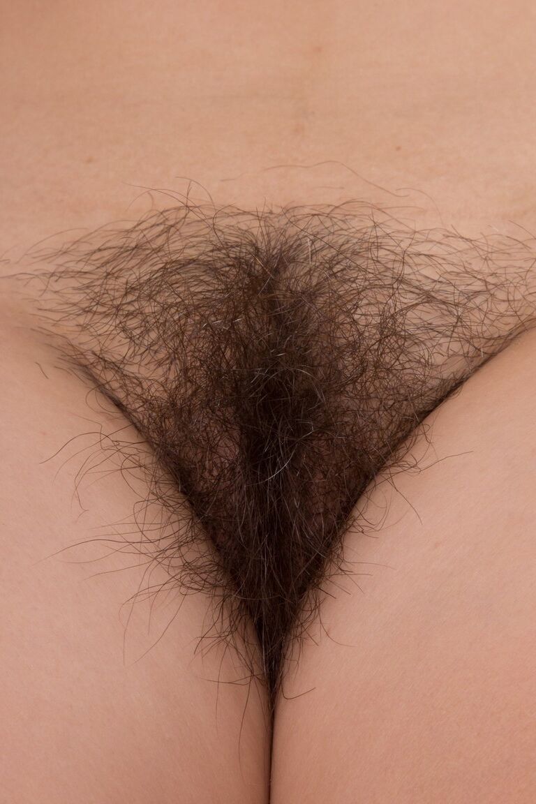 21P Secretária morena em meias Lucy Dutch tira tiras para mostrar sua doce vulva peluda