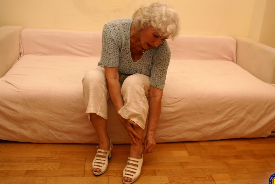 21P La abuela rubia María masturbándose su chocho peludo y cachondo con un consolador de cristal