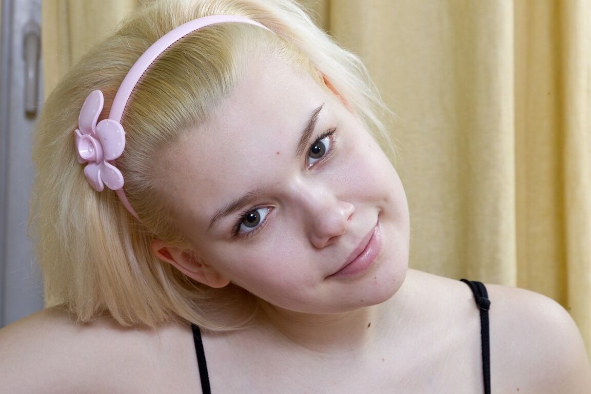 11P Süßes blondes Mädchen entblößt ihre spitzen Titten, bevor sie mit ihrem haarigen Busch spielt