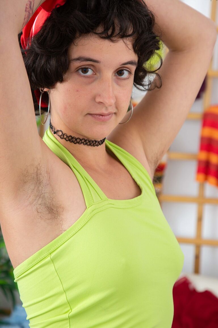 21P La pequeña adolescente Adelina expone su arbusto y posa desnuda en su habitación