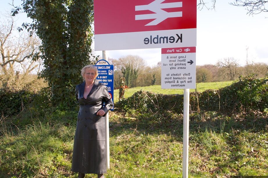 20P Granny Claire Knight usa un abrigo con nada más que lencería sexy debajo