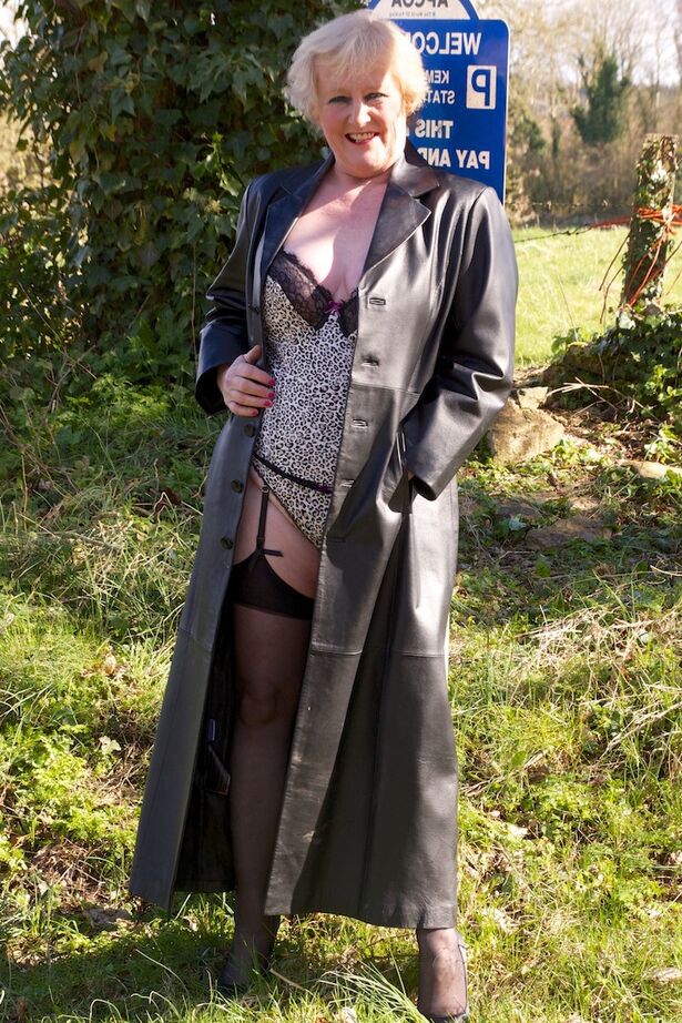 20P Granny Claire Knight usa un abrigo con nada más que lencería sexy debajo