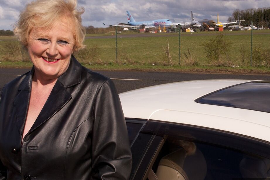 20P Granny Claire Knight usa un abrigo con nada más que lencería sexy debajo