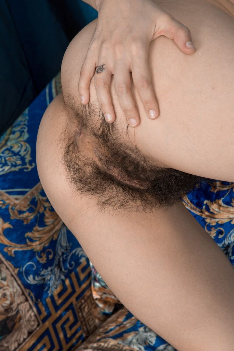 17P Morena esbelta de axilas peludas Luna O desnuda su vagina peluda