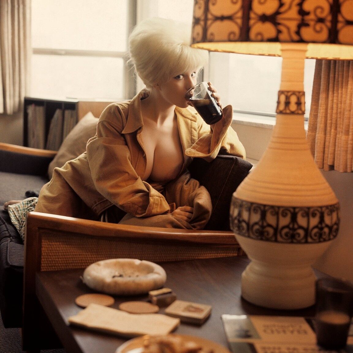 10P Centerfold mamie June Cochran expose ses jolis seins tout en posant de manière séduisante