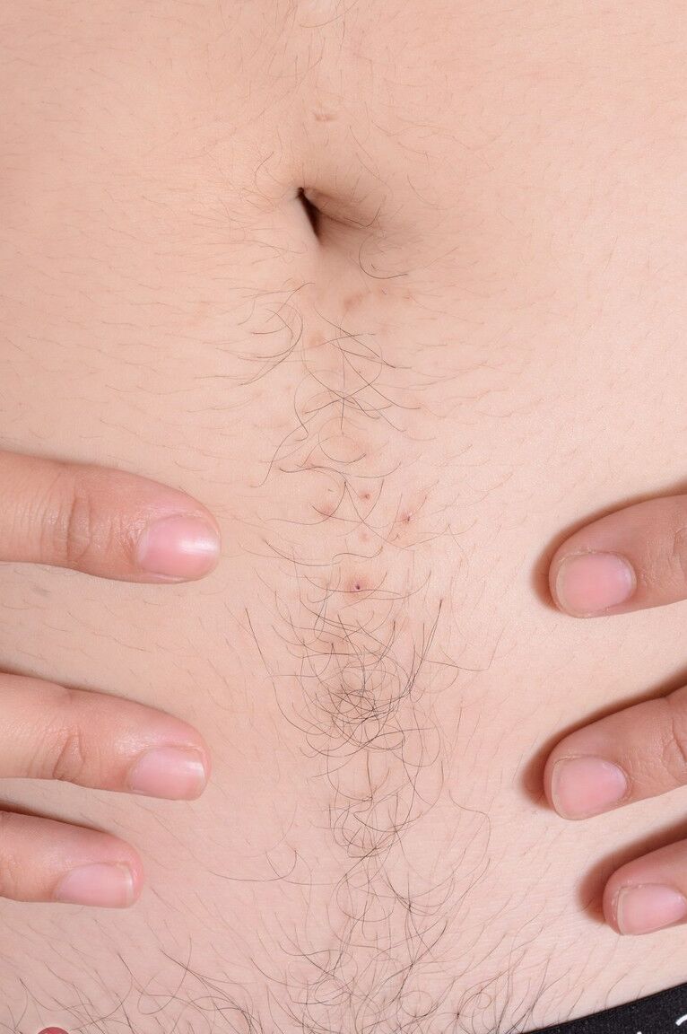 21P A amadora excitada Wara tira sua roupa preta e exibe seu castor espesso