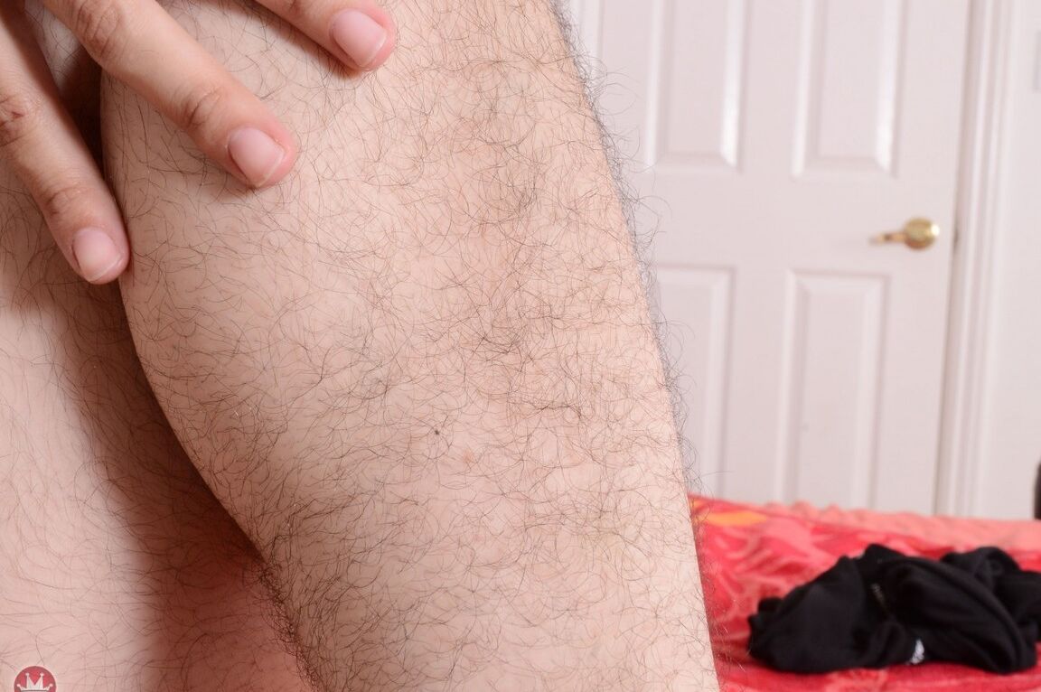 21P A amadora excitada Wara tira sua roupa preta e exibe seu castor espesso