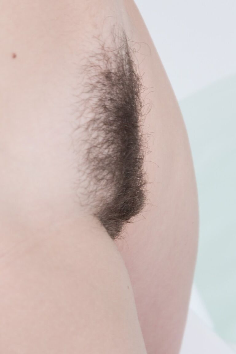 21P Kira Tomson, une jeune amateur maigre, dévoile sa chatte poilue et la frotte dans une baignoire.