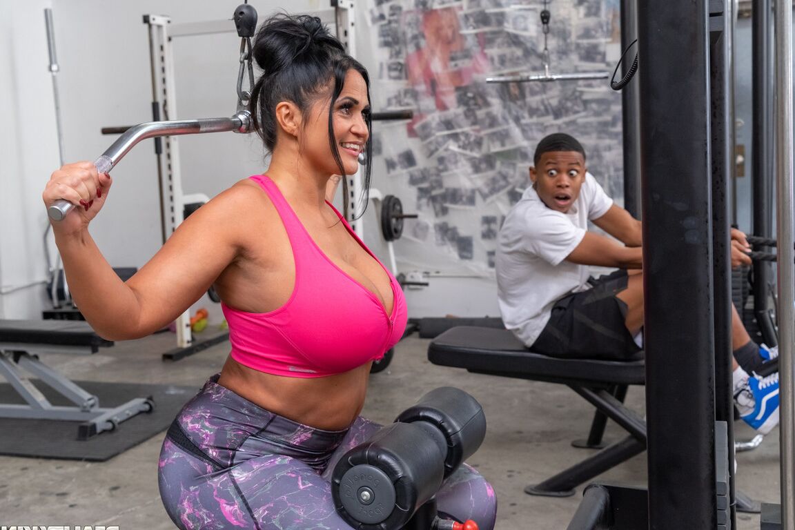 21P Sexy Latina BBW Kailani Kai chupa e fode um grande galo negro na academia