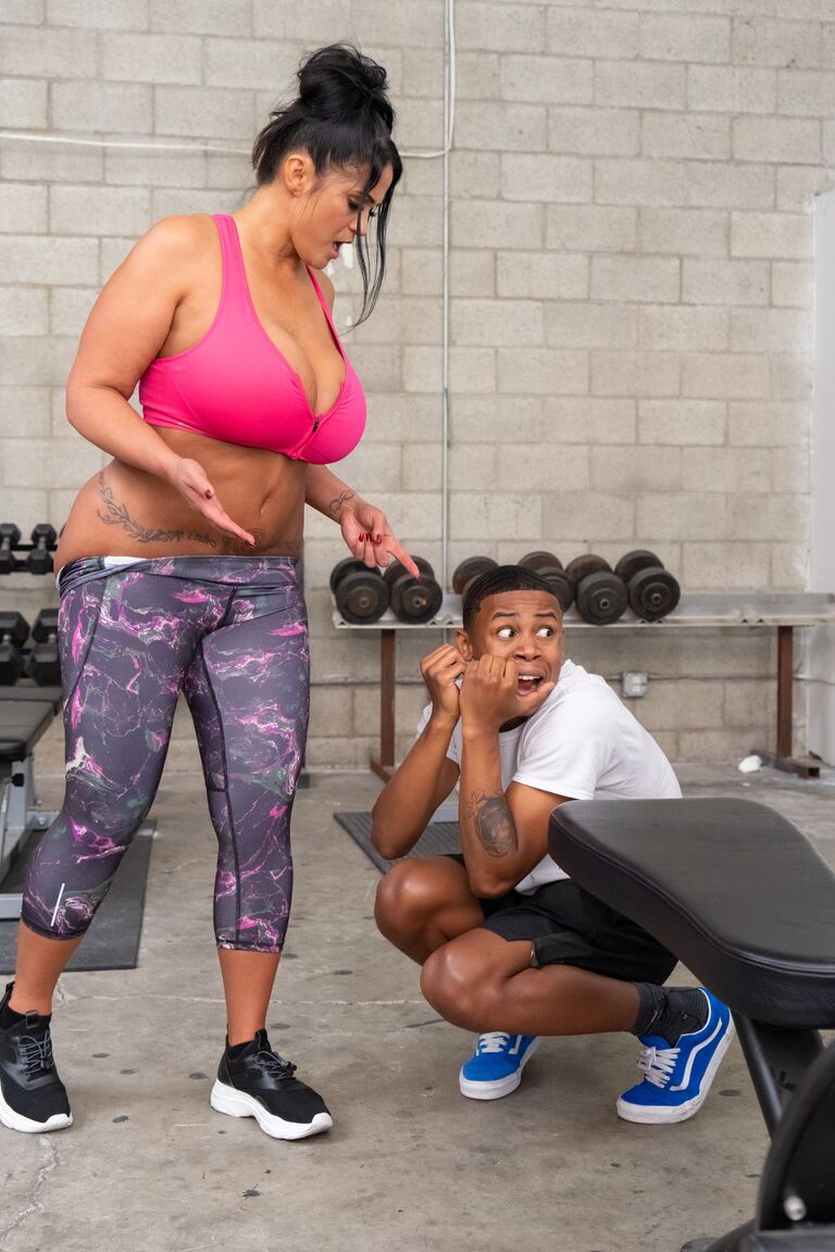 21P Sexy Latina BBW Kailani Kai chupa e fode um grande galo negro na academia