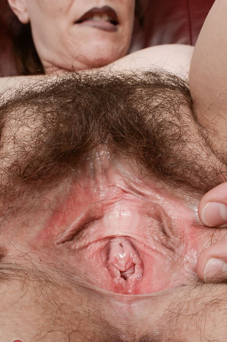 21P Mel maduro com peitos grandes Elizabeth exibe sua vulva espessa de perto