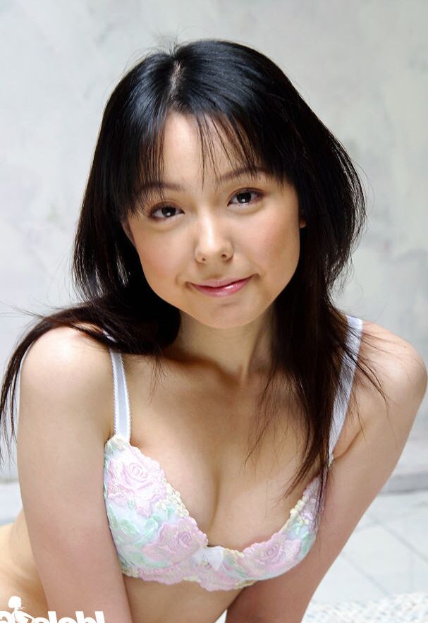 14P Foxy asiática gata Yui Hasumi tirando a lingerie na cama