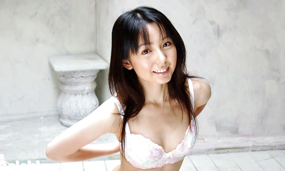 14P Foxy asiática gata Yui Hasumi tirando a lingerie na cama