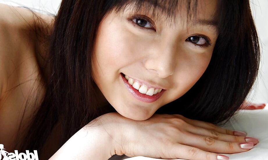 14P Foxy asiática gata Yui Hasumi tirando a lingerie na cama