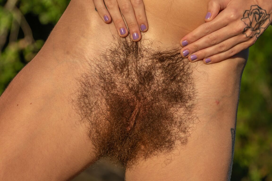 21P Adolescente sucia con axilas peludas Pearl Sage revela su chocho tupido al aire libre