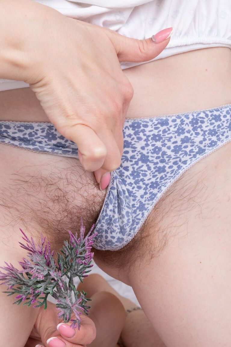 21P Lésbicas peludas Vita e Adriana Vittoria curtindo sexo lésbico gostoso na cama