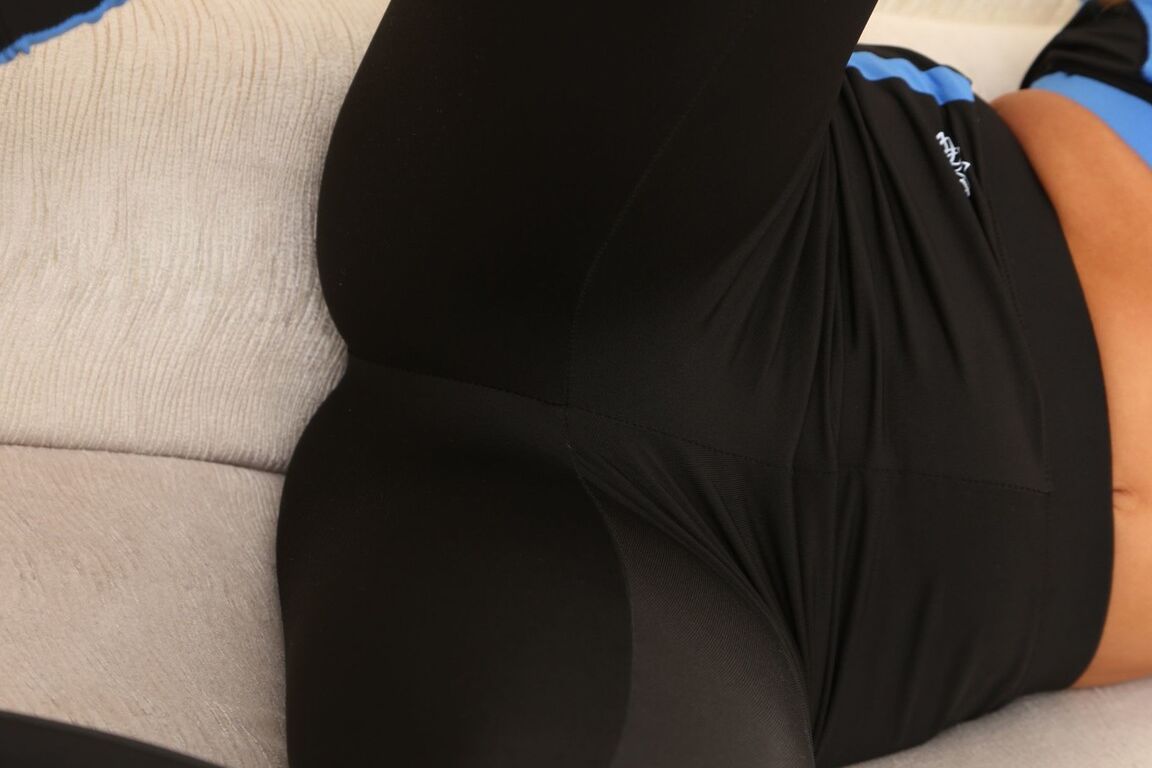 21P Linda morena Chastity mostra seus peitos e posa em leggings apertadas