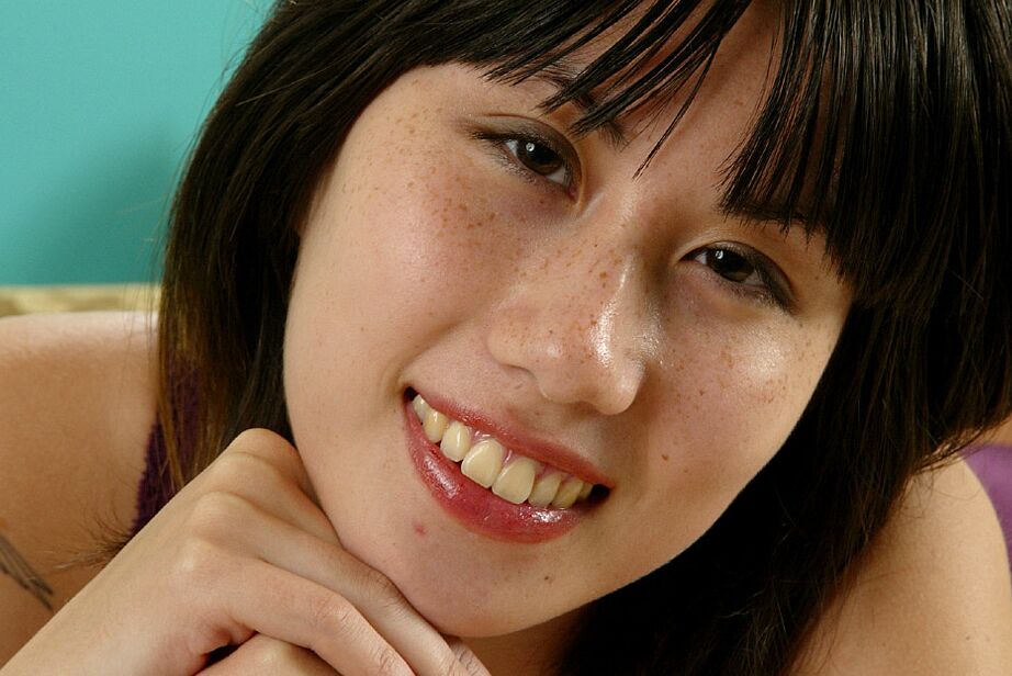 In der 16P Amateur-Posing-Szene ist die brünette Asiatin mit der haarigen Muschi Chiaki zu sehen