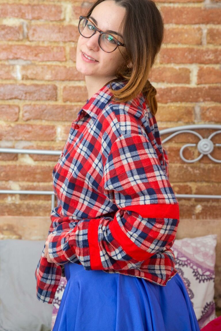 Óculos 20P usando Lucia M feminina revela partes peludas de seu corpo enquanto ela se despe