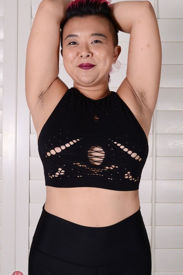 21P Short hippie Lulu Sparkle shows her round booty and hairy pussy up close