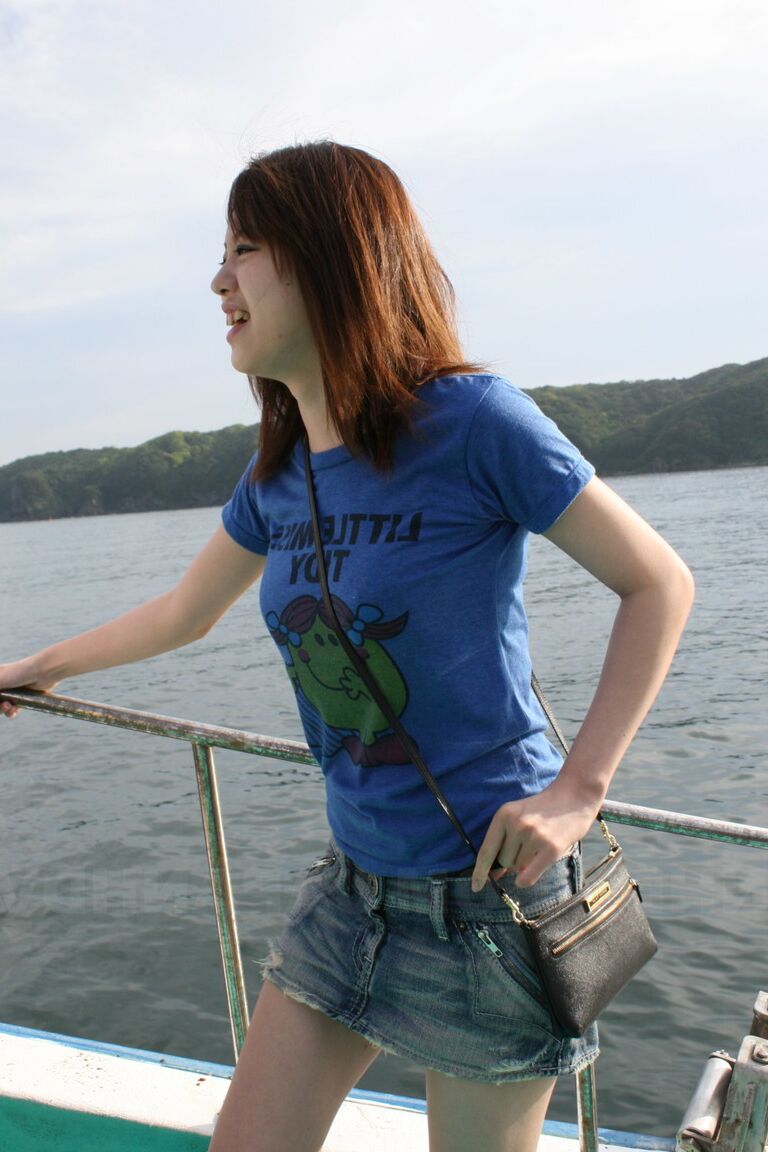 21P Miki Uemura, une asiatique maigre au beau cul, se déshabille et se masturbe sur un bateau