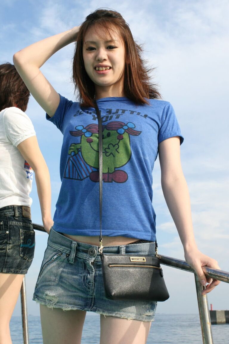21P Miki Uemura, une asiatique maigre au beau cul, se déshabille et se masturbe sur un bateau