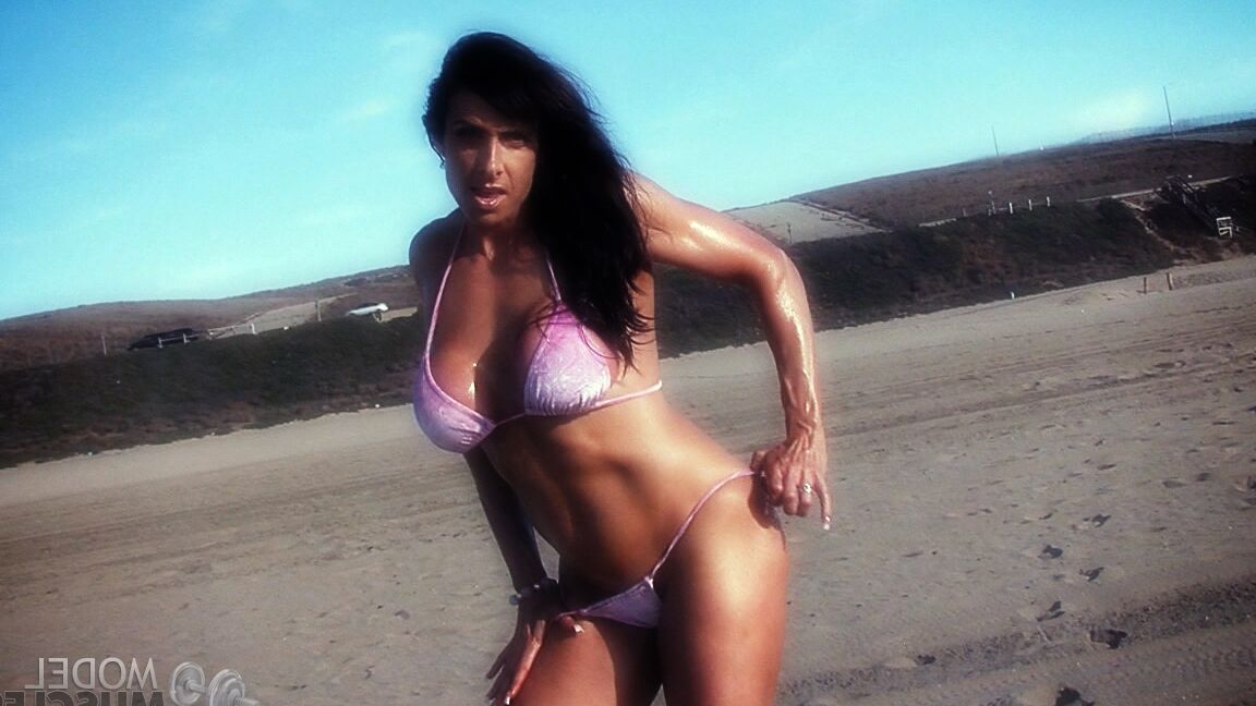 21P Die amerikanische Bodybuilderin Elise Penn stellt ihre glänzenden Bauchmuskeln und ihren Körper im Freien zur Schau