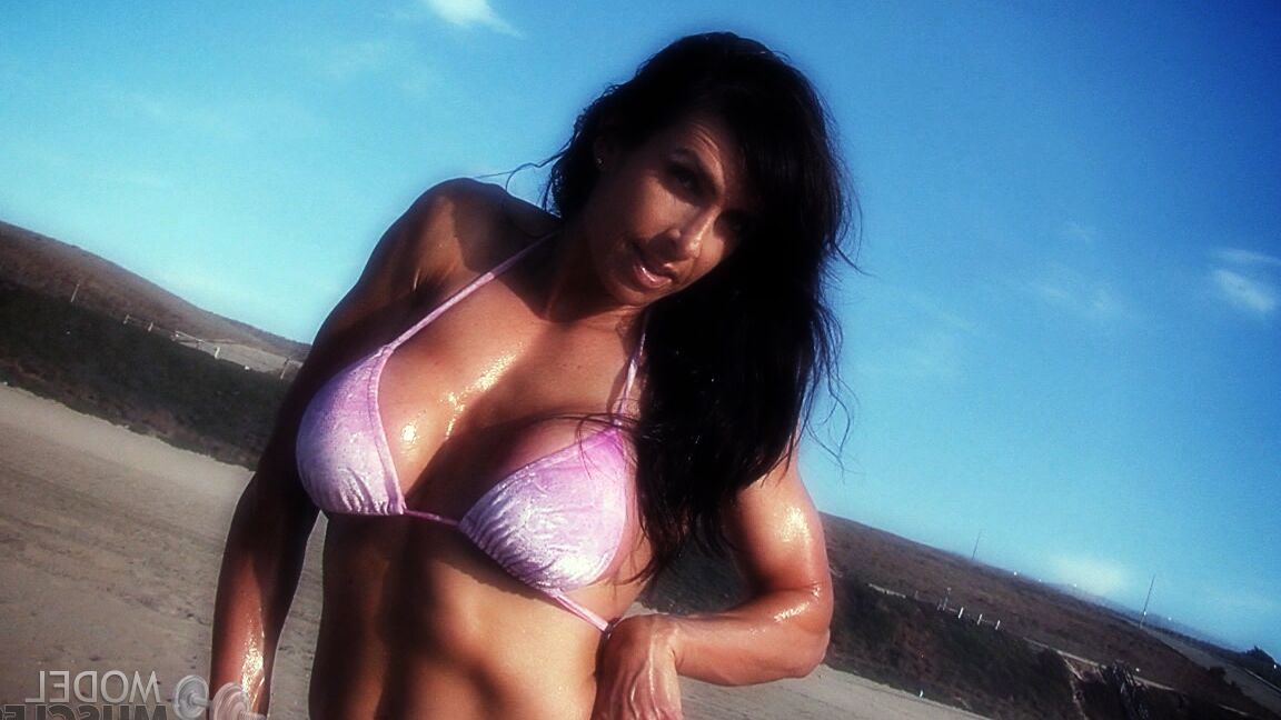 21P Die amerikanische Bodybuilderin Elise Penn stellt ihre glänzenden Bauchmuskeln und ihren Körper im Freien zur Schau