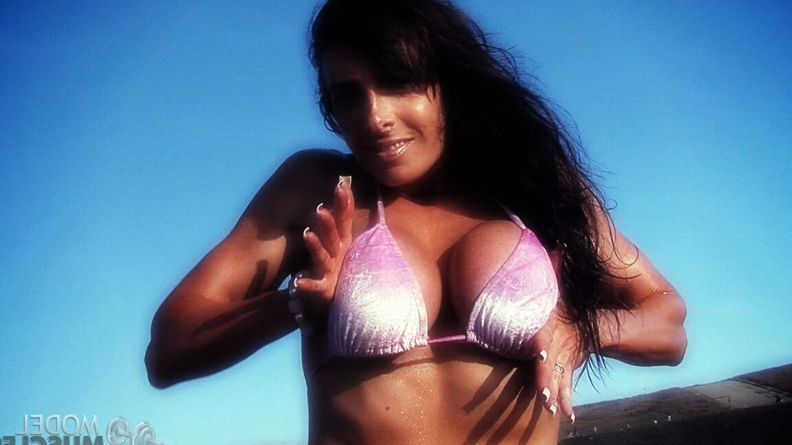 21P Die amerikanische Bodybuilderin Elise Penn stellt ihre glänzenden Bauchmuskeln und ihren Körper im Freien zur Schau