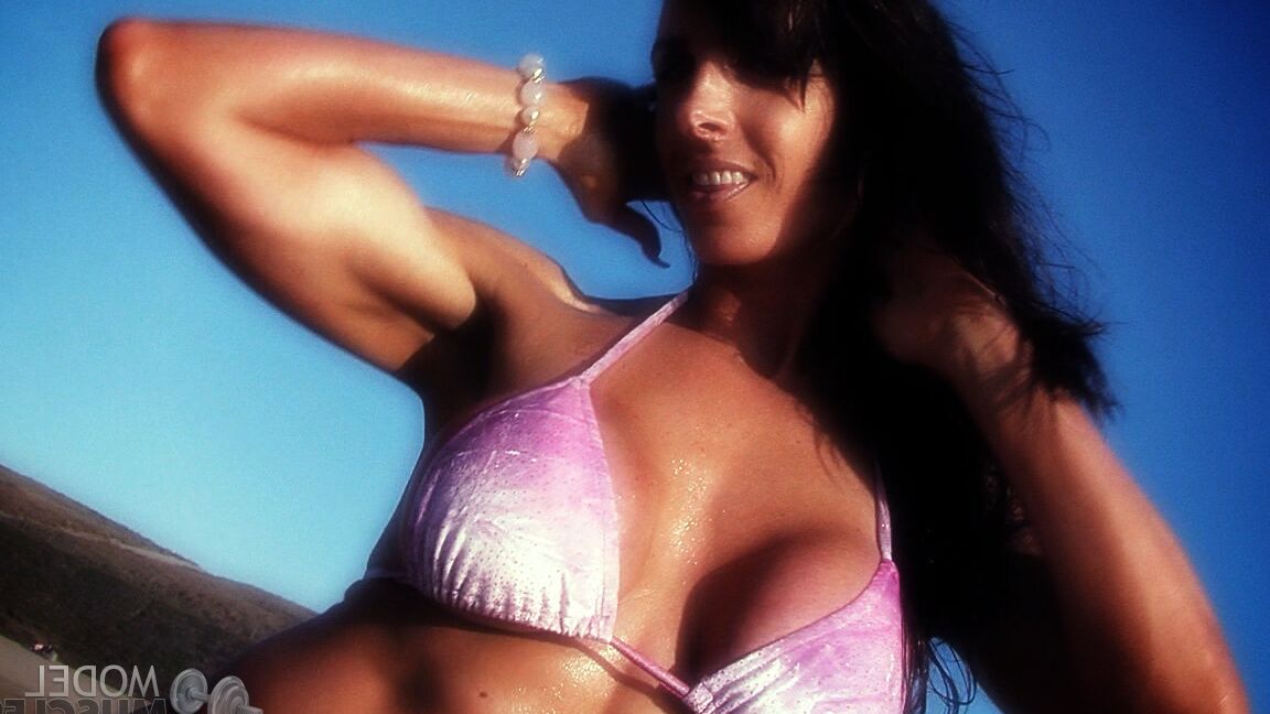 21P Die amerikanische Bodybuilderin Elise Penn stellt ihre glänzenden Bauchmuskeln und ihren Körper im Freien zur Schau