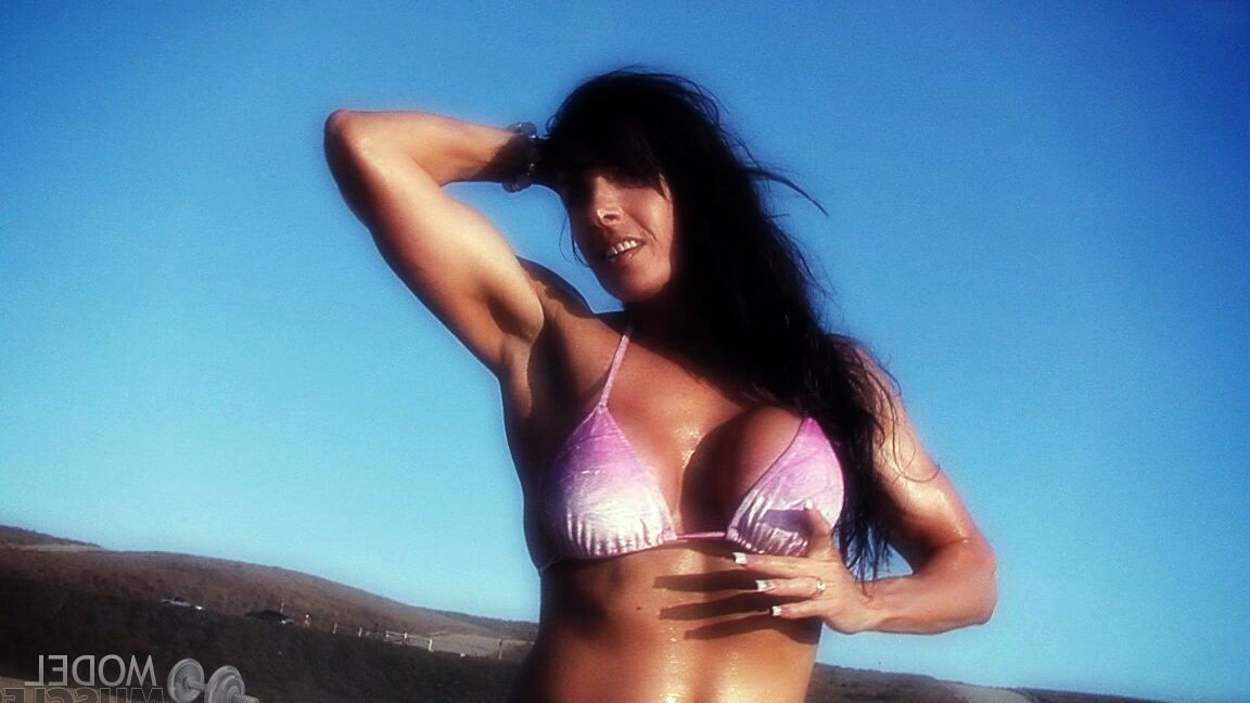 21P Die amerikanische Bodybuilderin Elise Penn stellt ihre glänzenden Bauchmuskeln und ihren Körper im Freien zur Schau