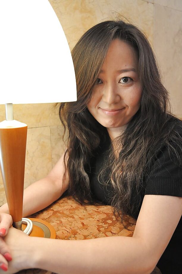 16P La guapa asiática morena Kanako es una MILF a la que le encanta masturbarse