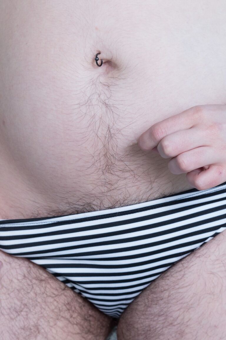 21P Gordita de piernas peludas Harley se masturba y se mete los dedos en su castor peludo