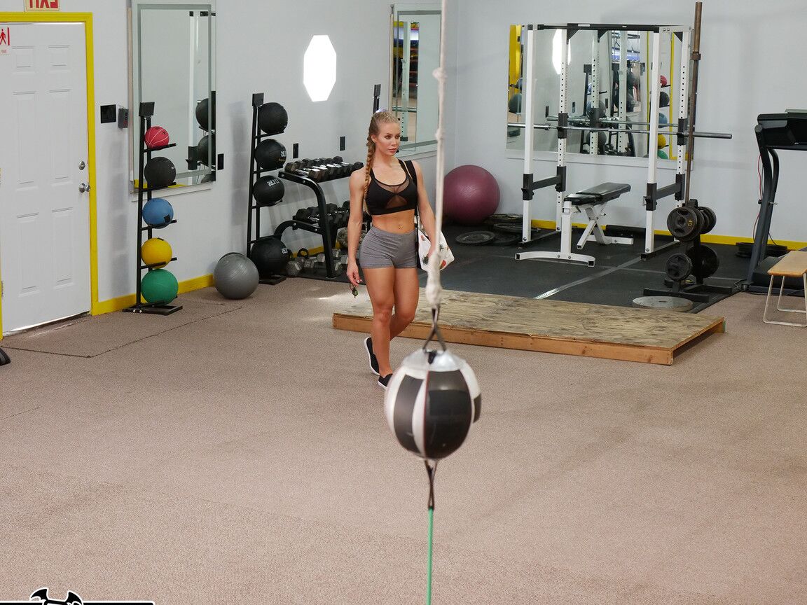 21P Ginásio gostosa Nicole Aniston recebe prazer oral quente e recebe seu regalo gozei