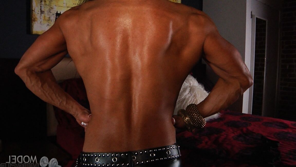 21P Bodybuilder aux muscles incroyables Marina Lopez montre ses faux seins