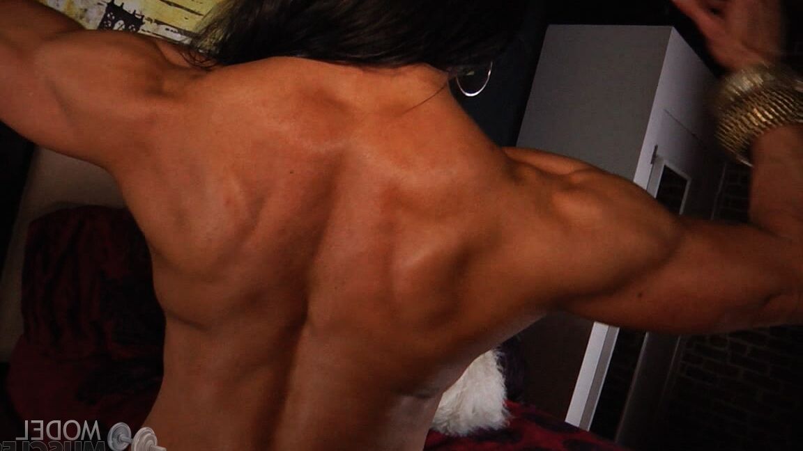 21P Bodybuilder aux muscles incroyables Marina Lopez montre ses faux seins