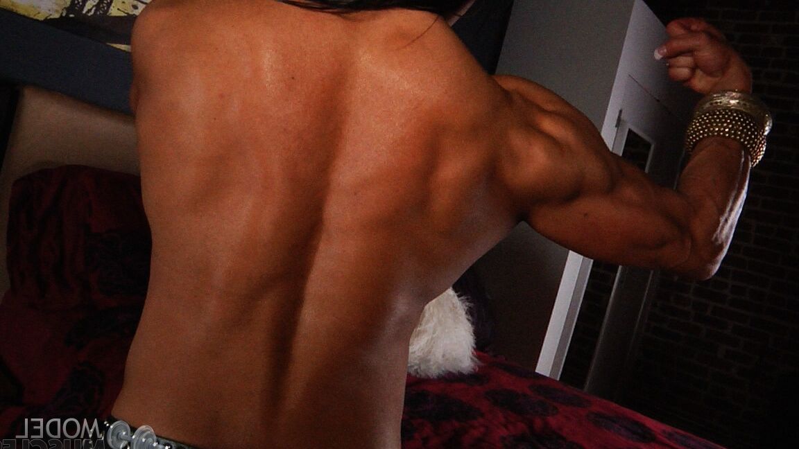 21P Bodybuilder aux muscles incroyables Marina Lopez montre ses faux seins