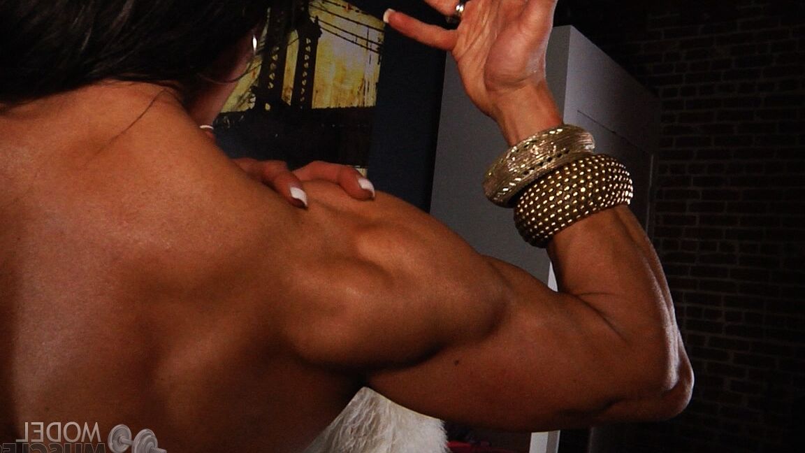21P Bodybuilder aux muscles incroyables Marina Lopez montre ses faux seins