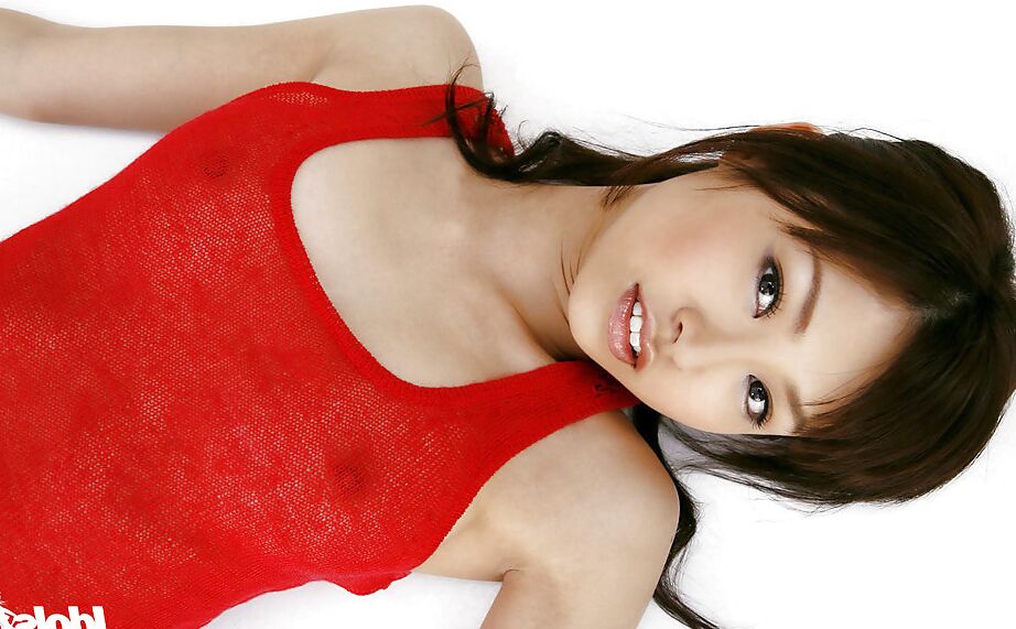 15P Dünnes asiatisches Babe mit kleinen Titten Hara Sarasa schlüpft aus ihrem Kleid