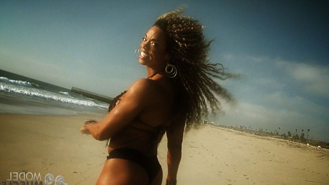 21P Alexis Ellis, bodybuilder exotique en ébène, s'amuse dans son petit bikini en plein air.