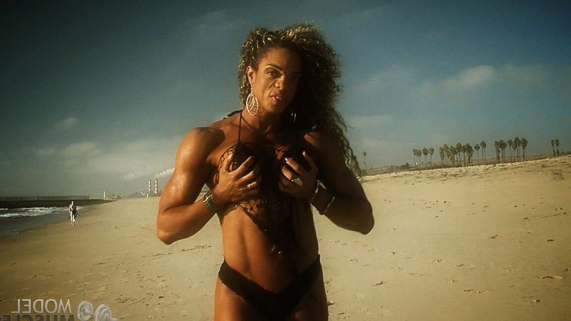 21P Alexis Ellis, bodybuilder exotique en ébène, s'amuse dans son petit bikini en plein air.