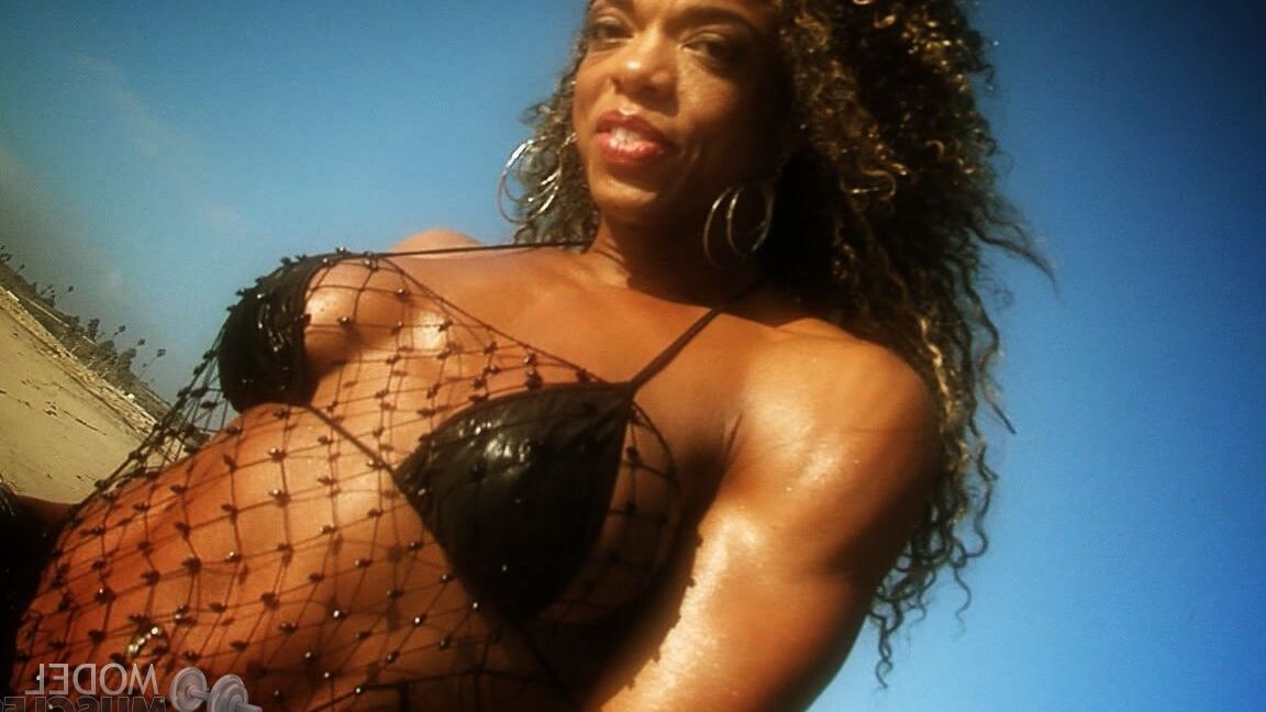 21P Alexis Ellis, bodybuilder exotique en ébène, s'amuse dans son petit bikini en plein air.