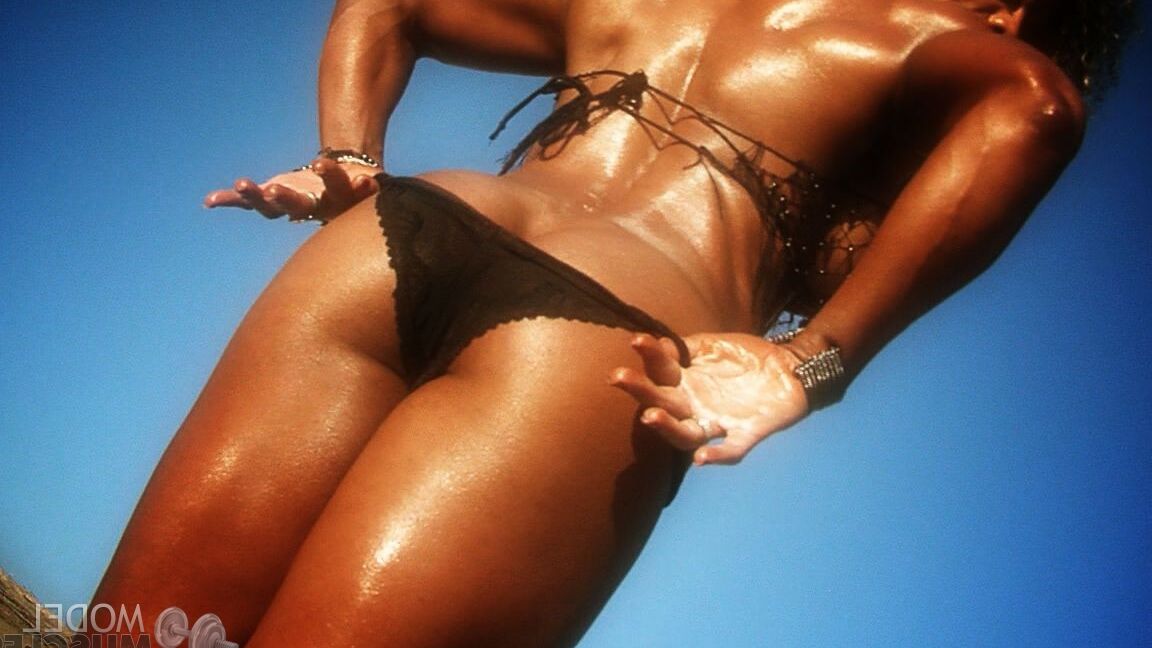 21P Alexis Ellis, bodybuilder exotique en ébène, s'amuse dans son petit bikini en plein air.
