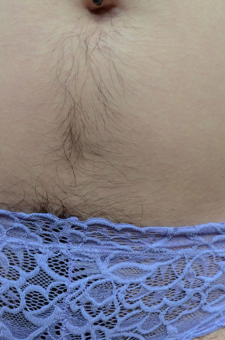 21P La amateur de coño peludo Harley Hex hace alarde de su cuerpo desnudo al aire libre