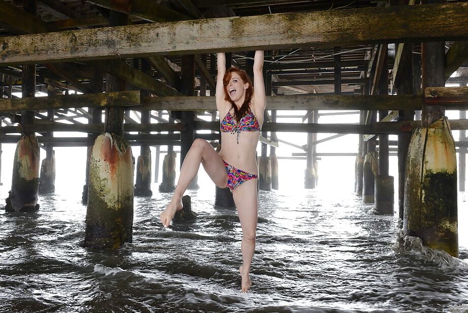 16P Tetas grandes e buceta peluda da maravilhosa gata Penny Pax mostradas ao ar livre