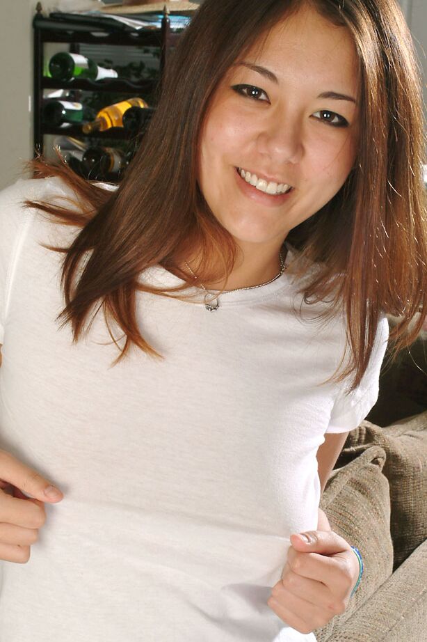16P La chica asiática Tiffany dejando al descubierto sus pequeñas tetas perfectas y su coño peludo