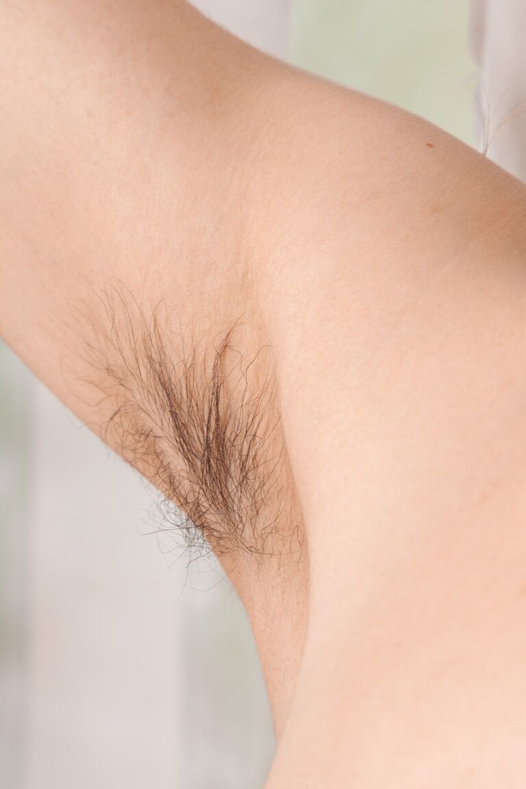 21P La adolescente Nikki Heat se desnuda