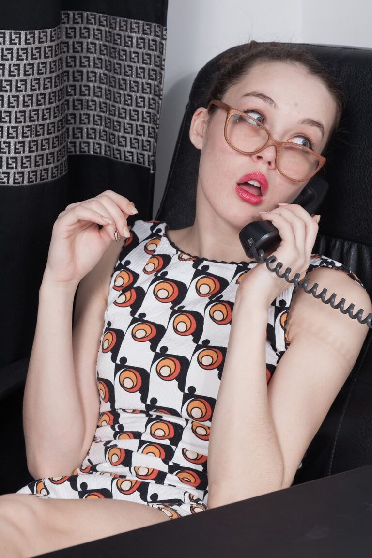 17P La secretaria nerd Ksenia Yankovskaya se quita el vestido y se agarra la vagina peluda